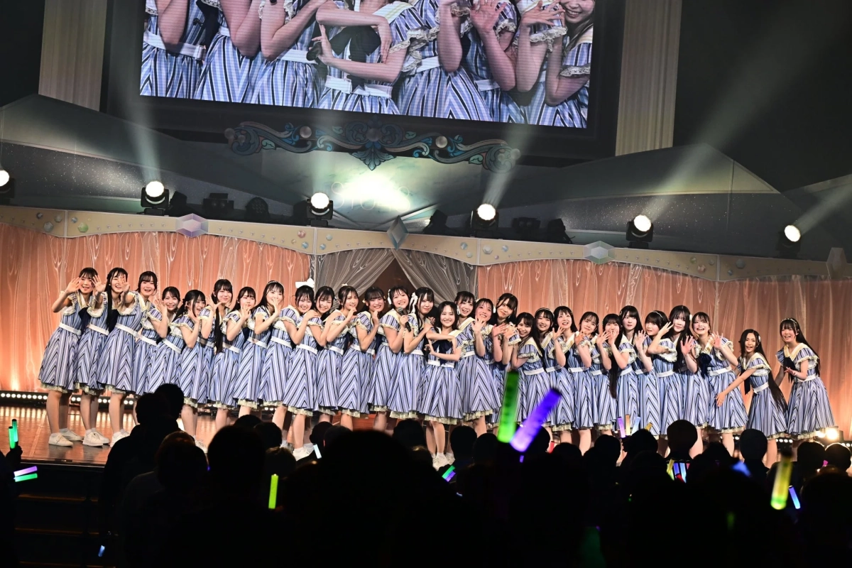 ストライプ衣装でパフォーマンスするSTU48メンバー