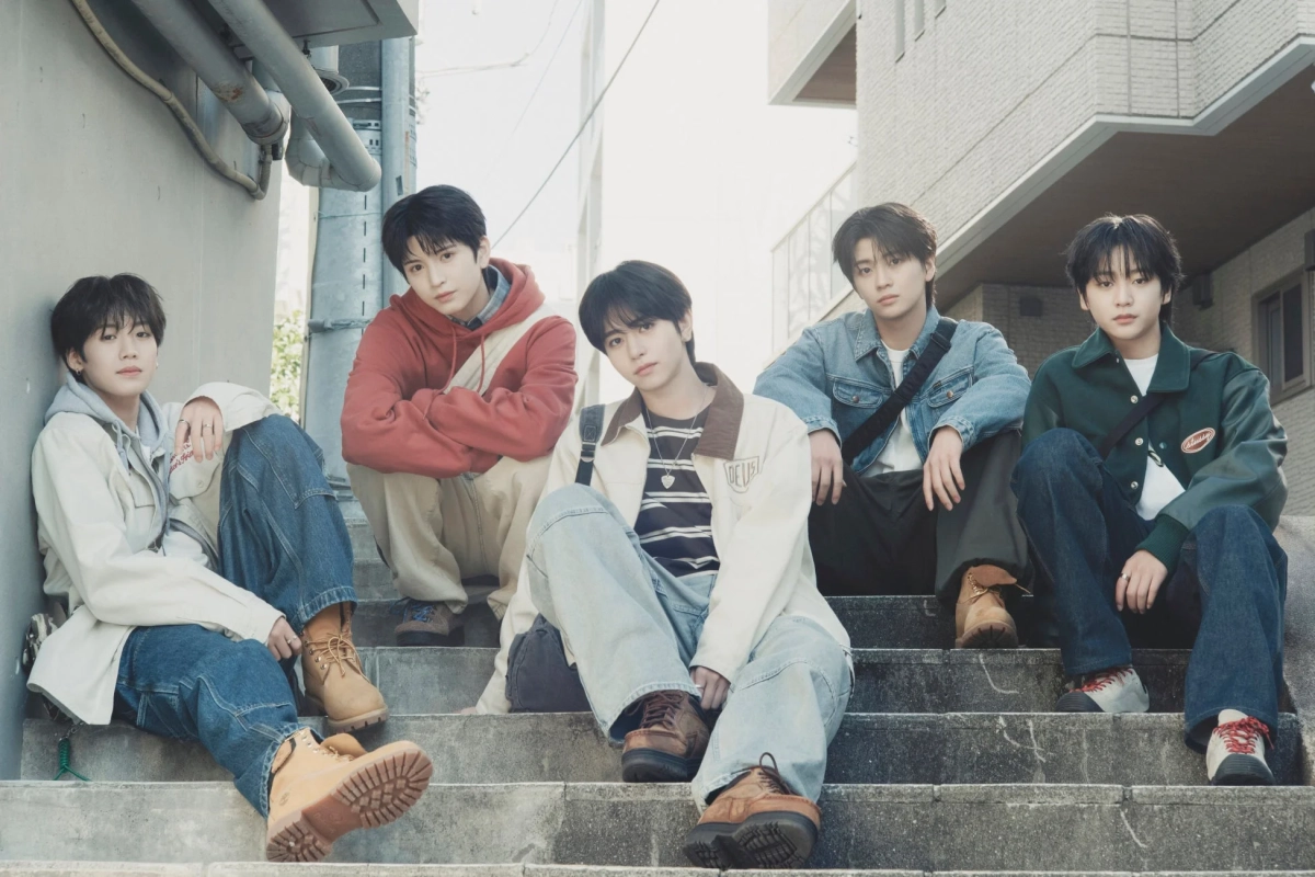 階段に座るVIBYのメンバー