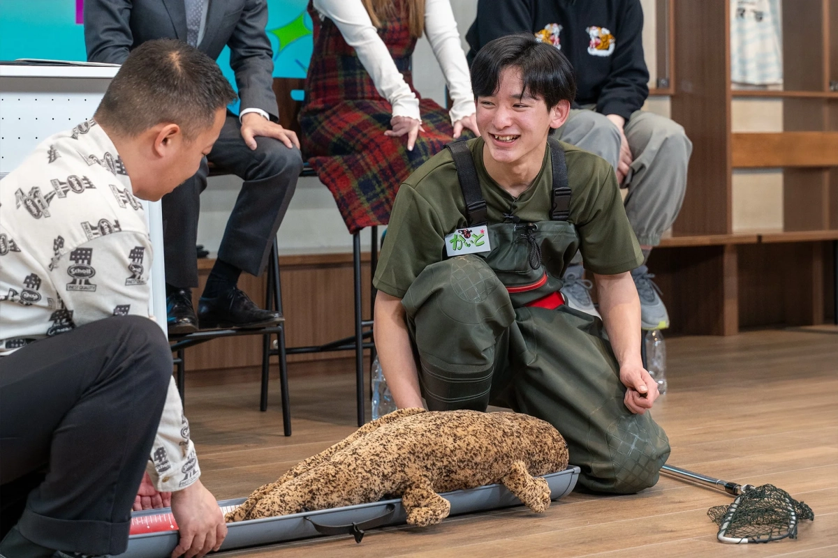 オオサンショウウオのぬいぐるみと男性