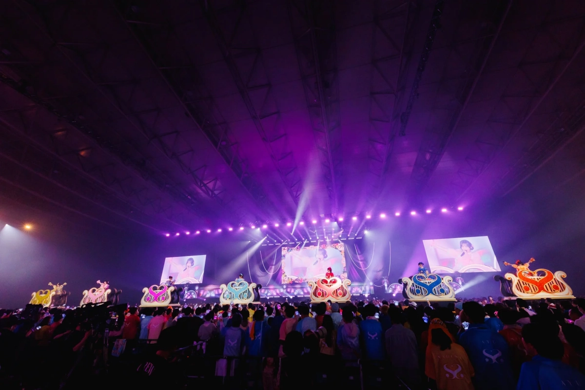 トロッコに乗ったメンバーと会場の様子