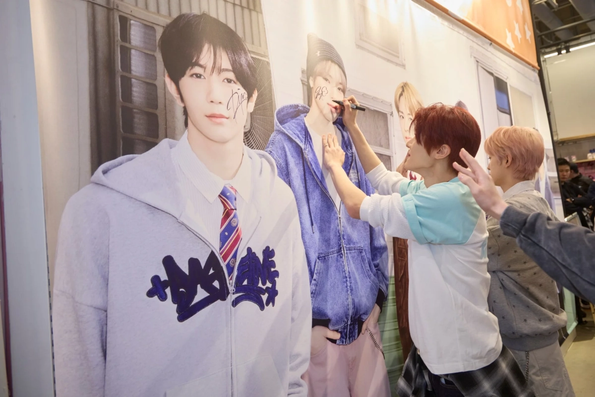 NCT WISHメンバーがポスターにサイン