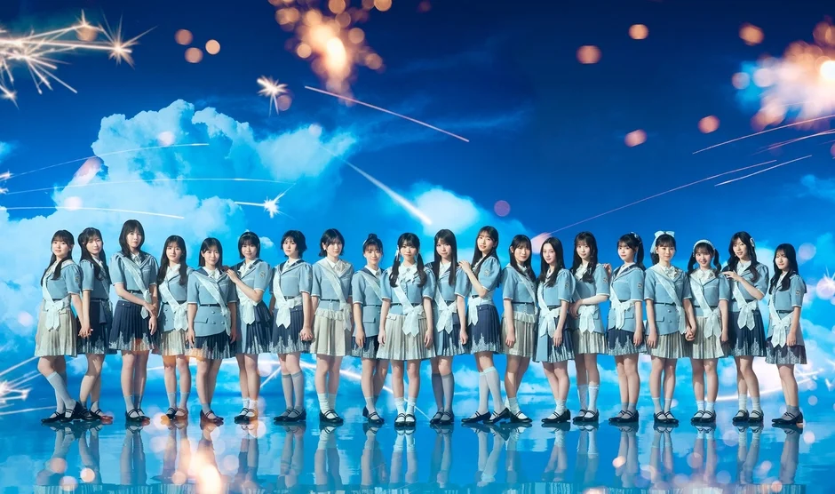 青空と制服姿のアイドルグループ