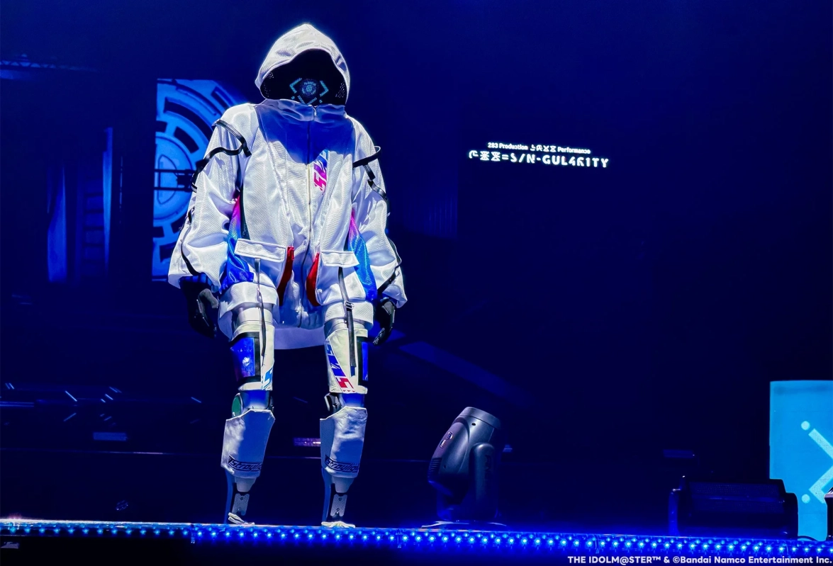 ライブステージでポーズをとる白い未来的な衣装のロボット