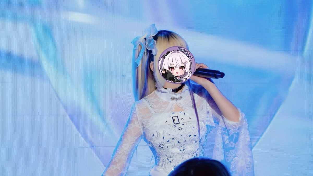 ステージで歌唱するパフォーマー