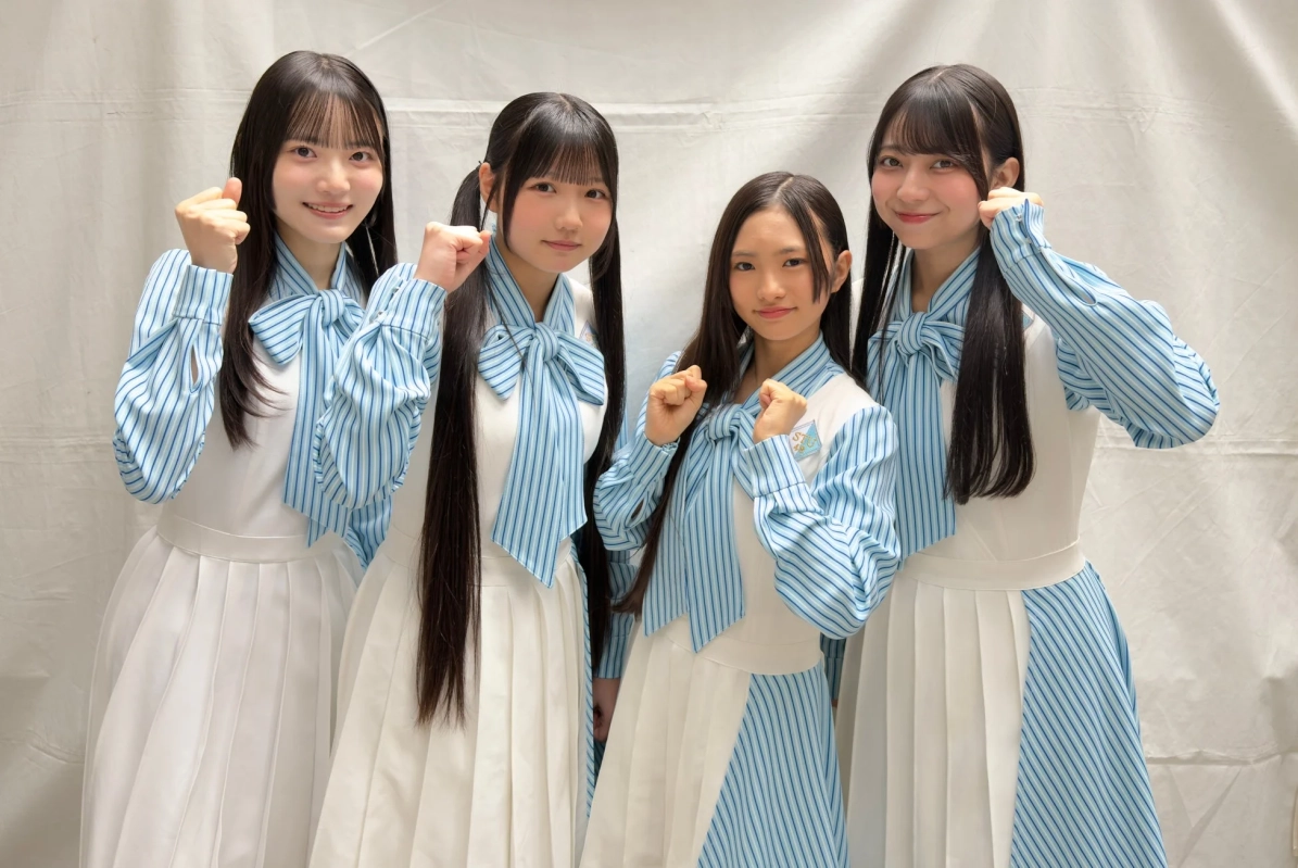 青と白のストライプ衣装を着たSTU48メンバー
