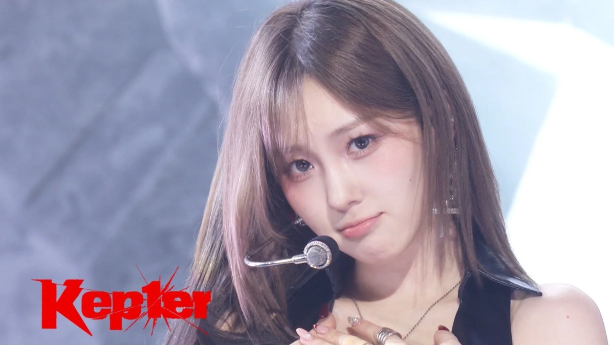 Kep1erの女性アイドルがステージでパフォーマンス中