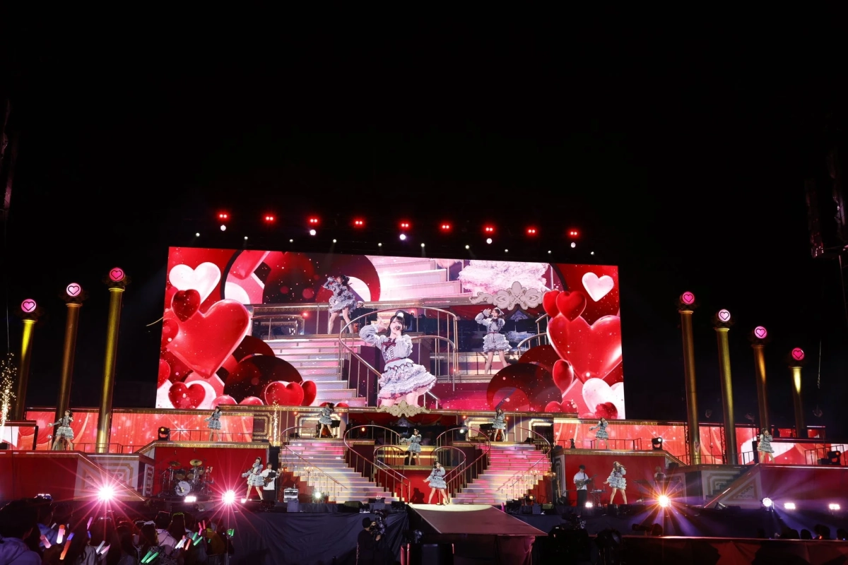 ピンクのペンライトとハートのステージ