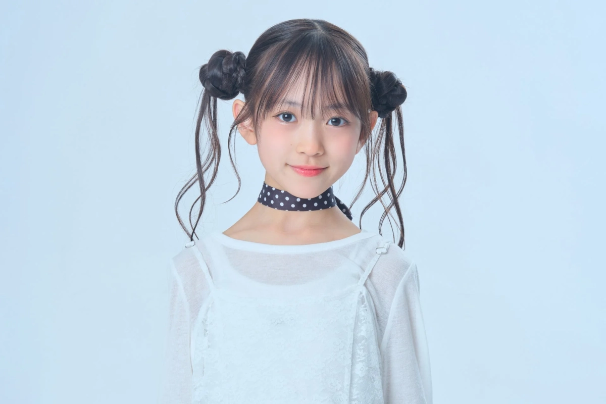 ツインのお団子ヘアで笑顔を見せる寺訳 一翠さん