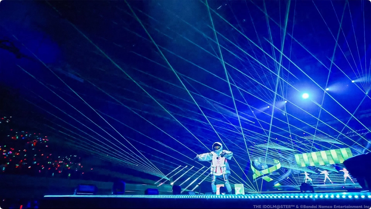 青い光に照らされたライブステージでパフォーマンスするロボット