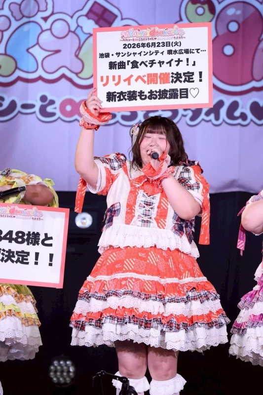 新曲リリースイベントを発表するメンバー