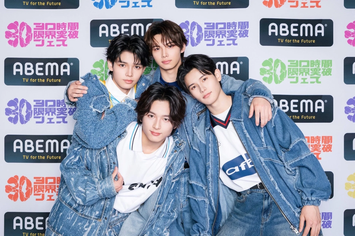 デニムジャケットを着用した4人の若い男性が、ABEMAの「30時間限界突破フェス」のロゴが入った背景の前でポーズをとっている集合写真です。