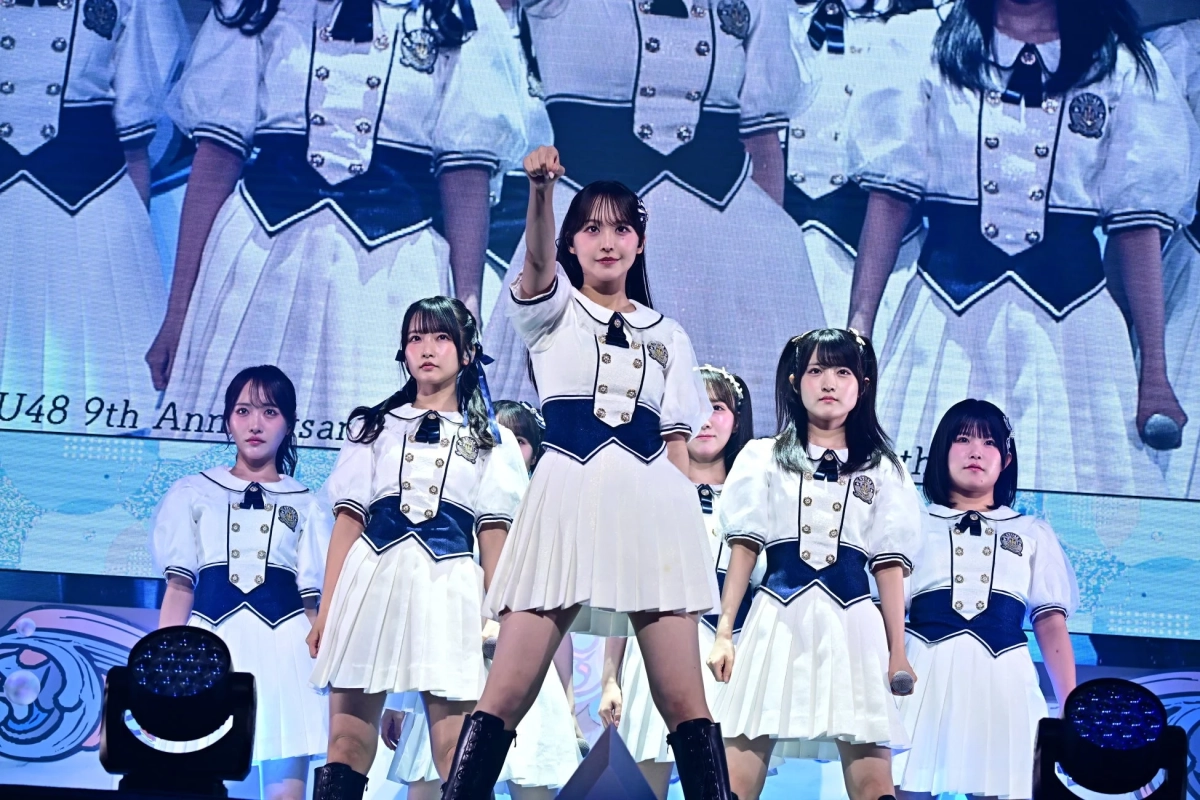 ステージでパフォーマンスするSTU48メンバー