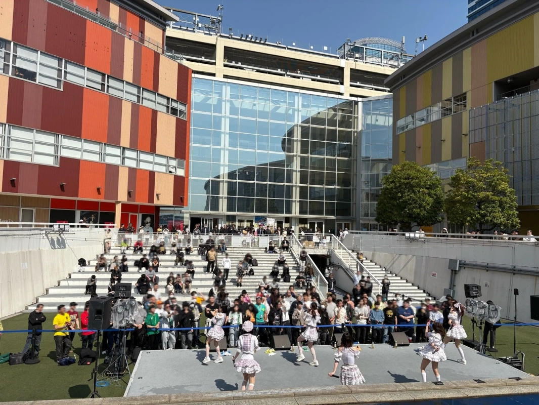 ライブを楽しむ観客とステージ