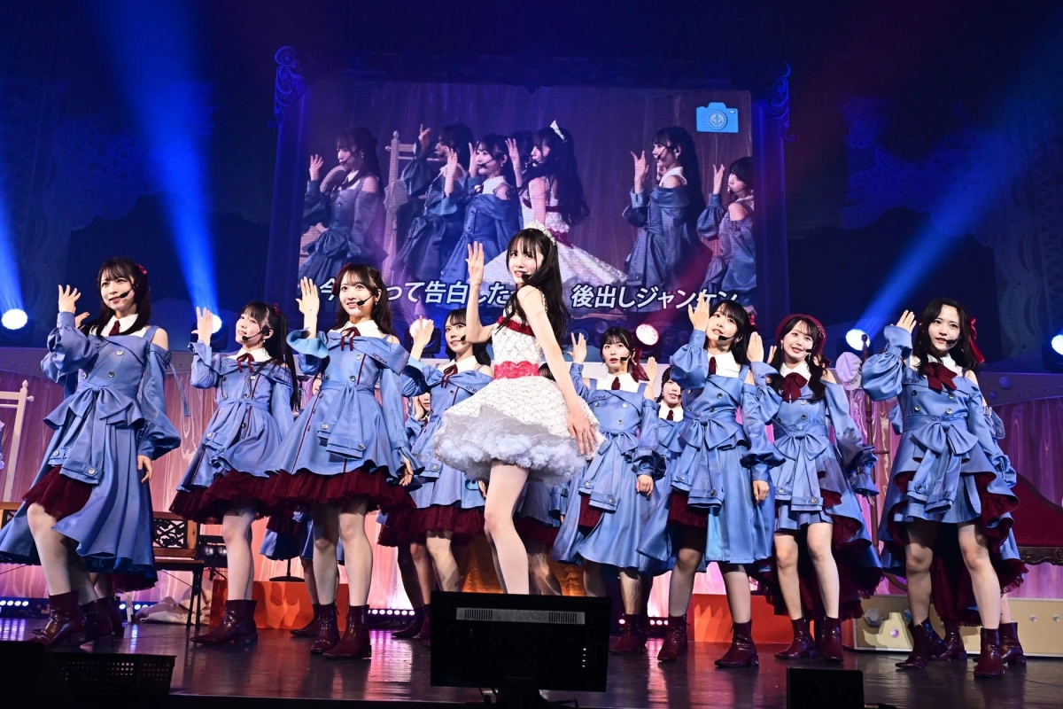 青と赤の衣装でパフォーマンスするSTU48メンバー