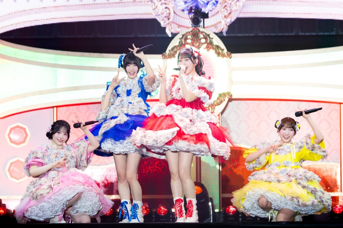 ユニット曲「いぶいぶっ！」を披露するメンバー