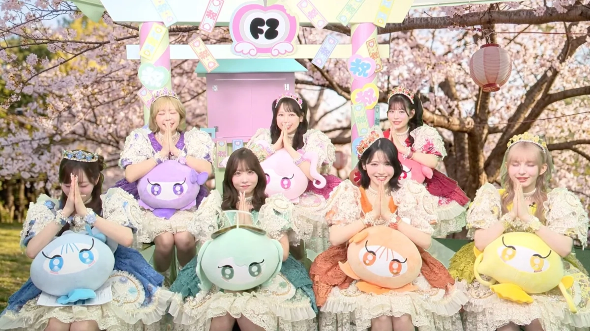 桜並木とFRUITS ZIPPERメンバー