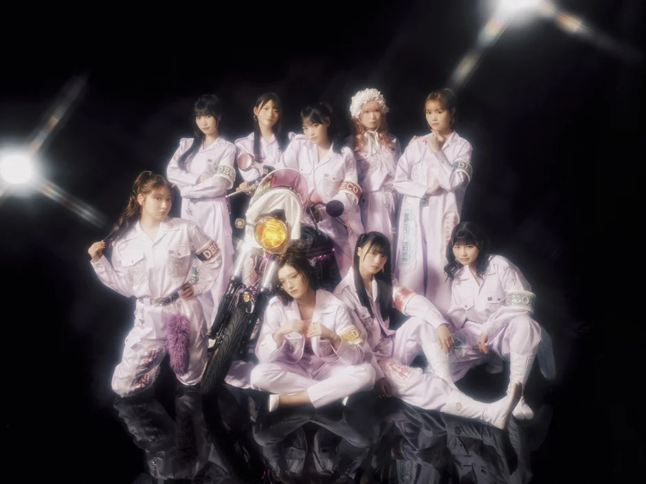 オートバイとクールな衣装のアイドルグループ