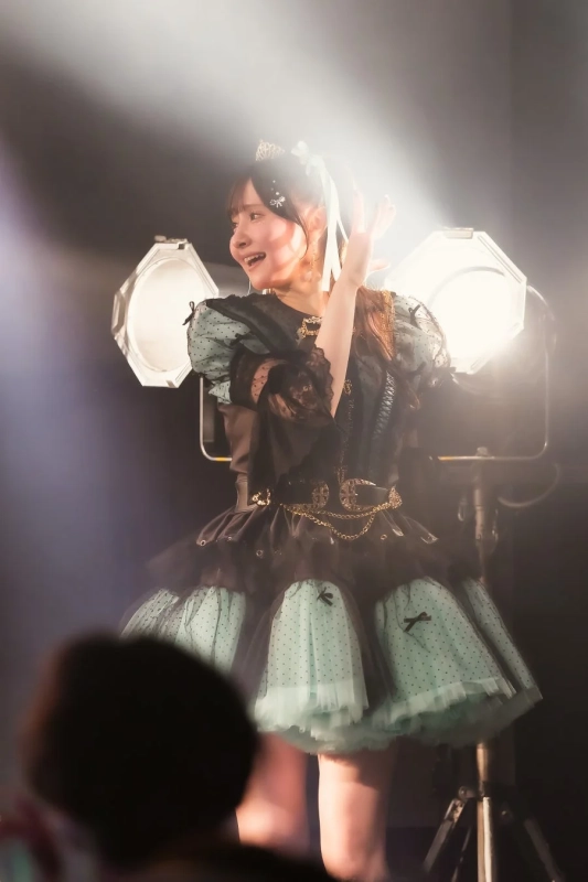 ステージでパフォーマンスをする女性アイドル
