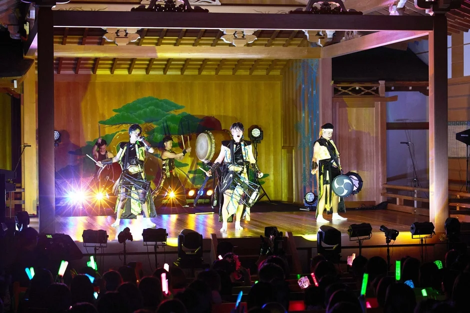 和太鼓を演奏する東京力車