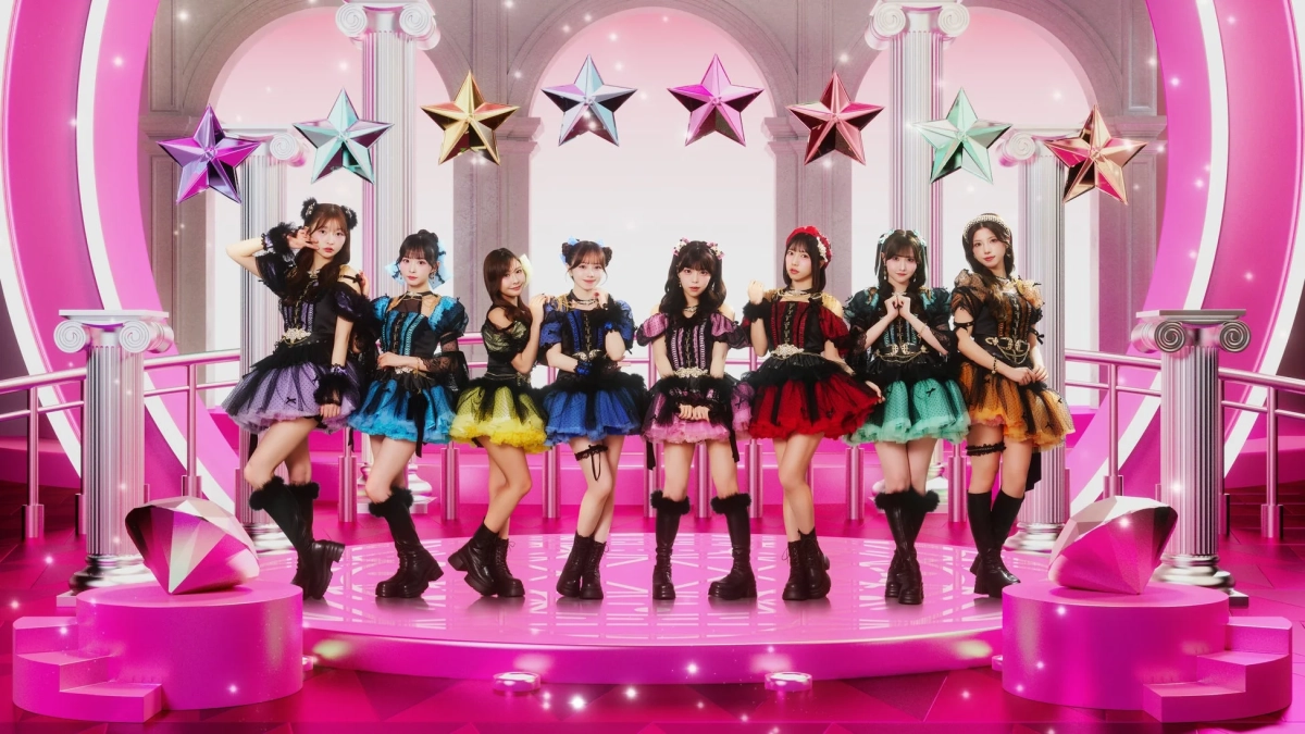 カラフルな衣装をまとった8人の女性アイドルグループ