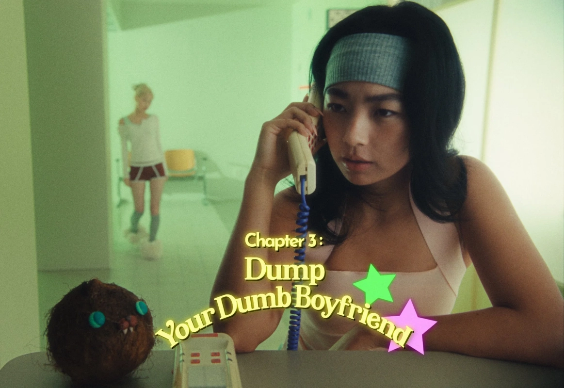 電話をする女性とココナッツ