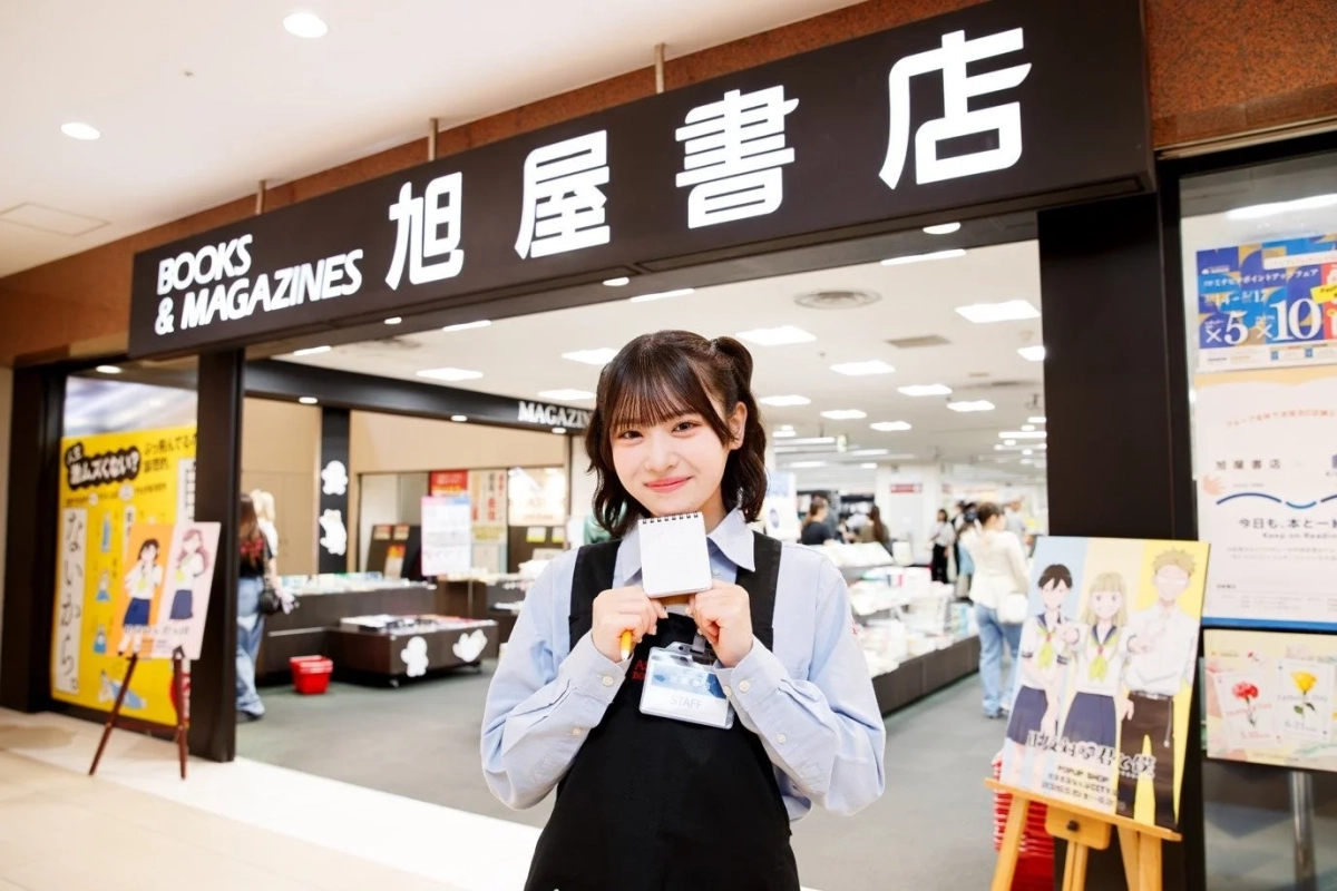 旭屋書店の制服を着た芳賀礼さん