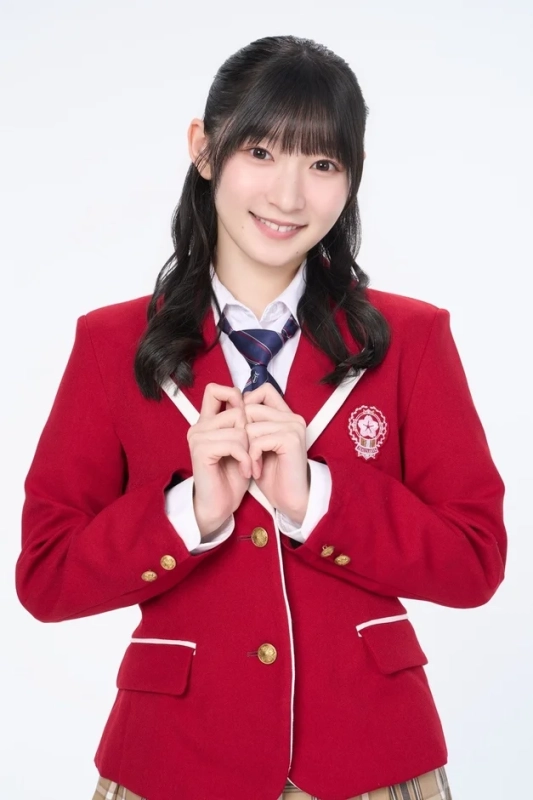 赤いブレザーの制服の女性