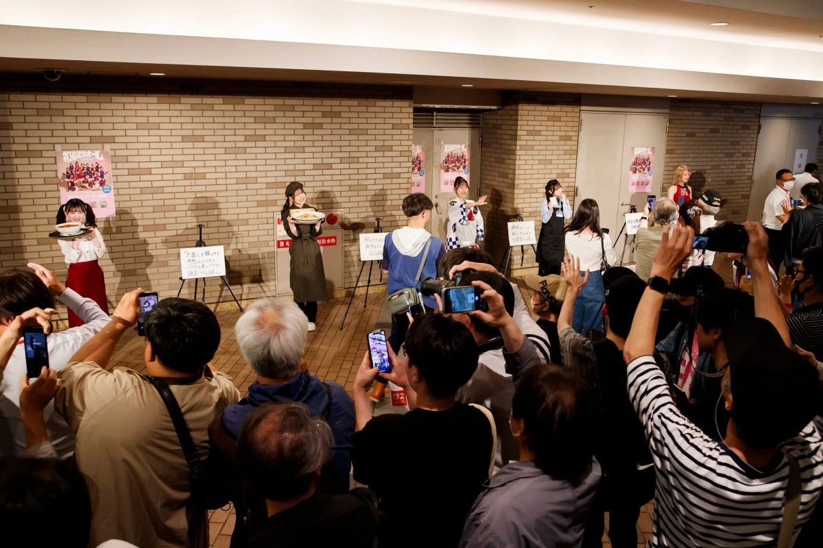 イベントでパスタを披露するNMB48メンバー