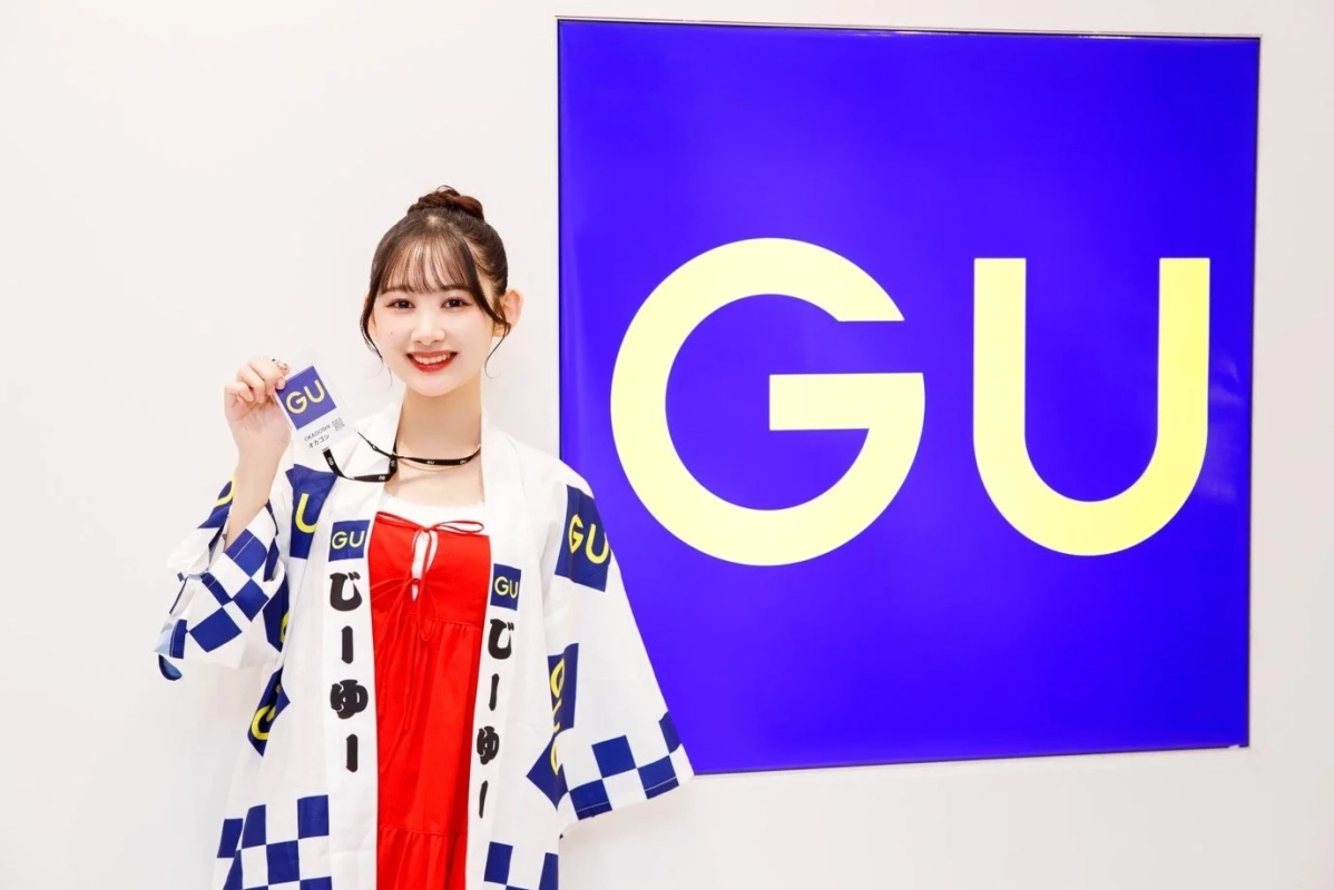 GUのロゴと共に笑顔を見せる岡腰星来さん