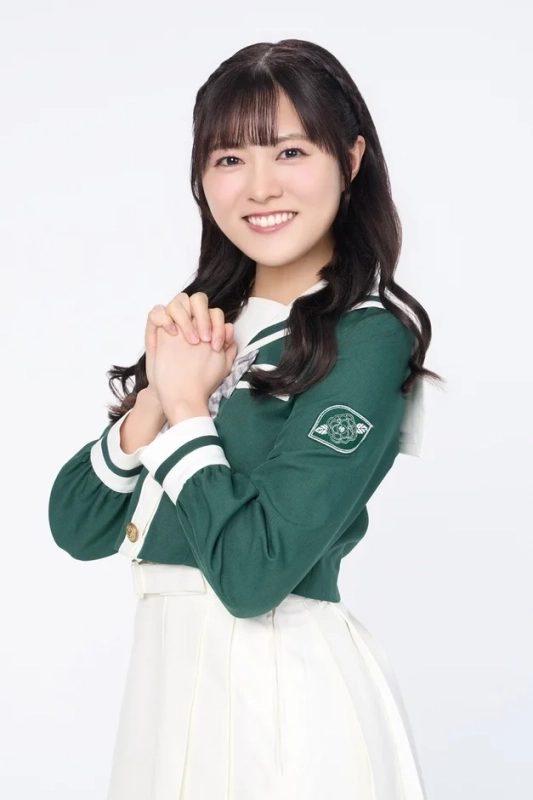 緑色のセーラー服風制服の女性