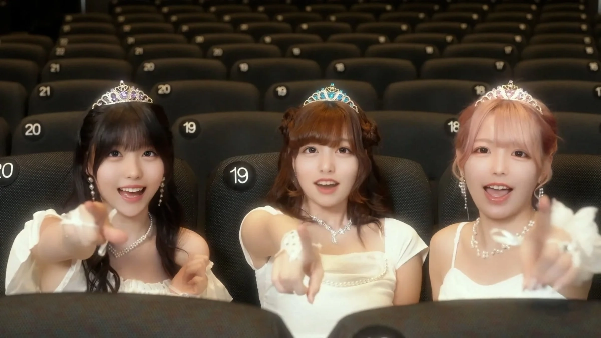 映画館のような観客席に座るPRYMEの3人
