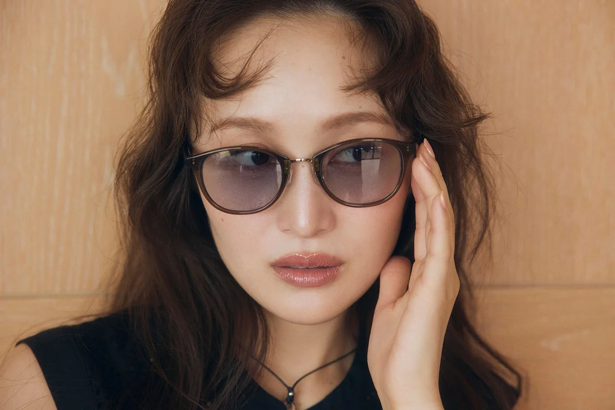 サングラスクローズアップの女性