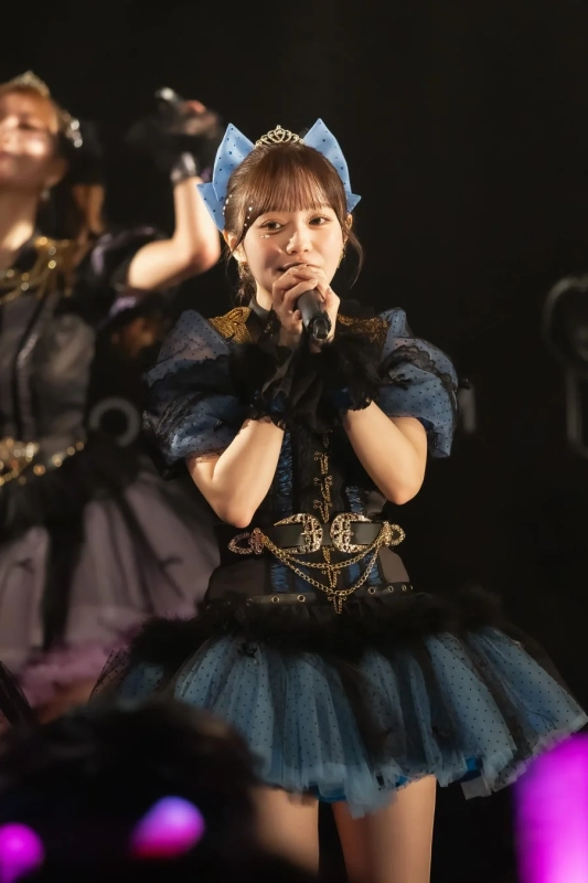 ステージで歌唱する女性アイドル