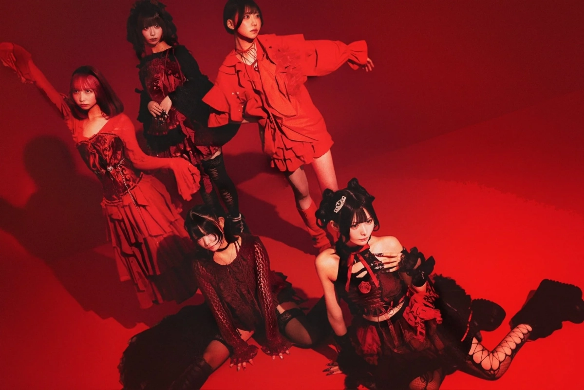 アイドル,女性グループ,赤,黒,ゴシック,パンク,ファッション,ポーズ,スタジオ撮影,音楽グループ,衣装