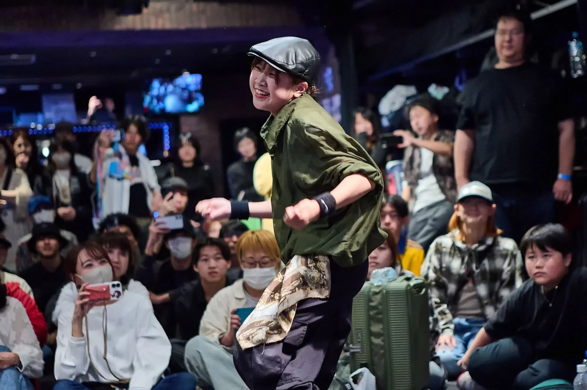 笑顔でダンスを披露するパフォーマー