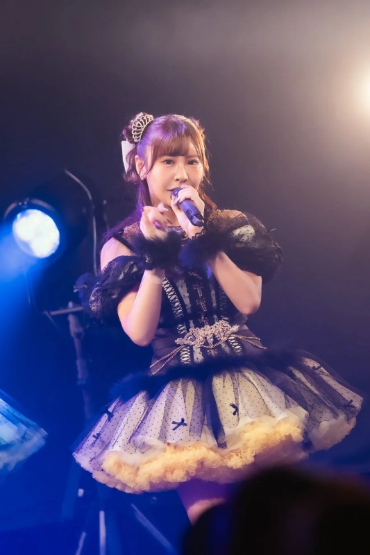 ステージで歌唱する女性アイドル