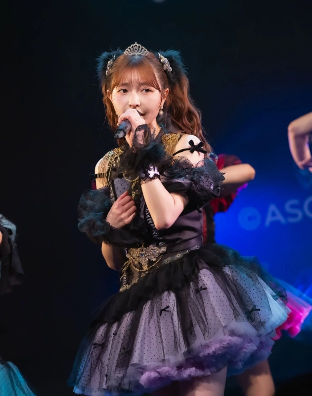 ステージで歌唱する女性アイドル