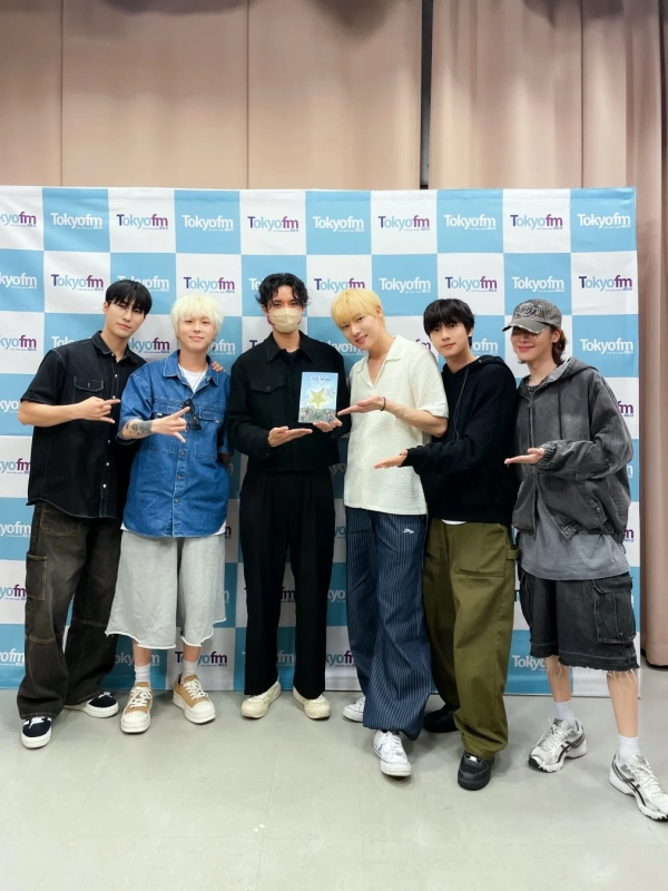 TOKYO FM背景の男性グループ
