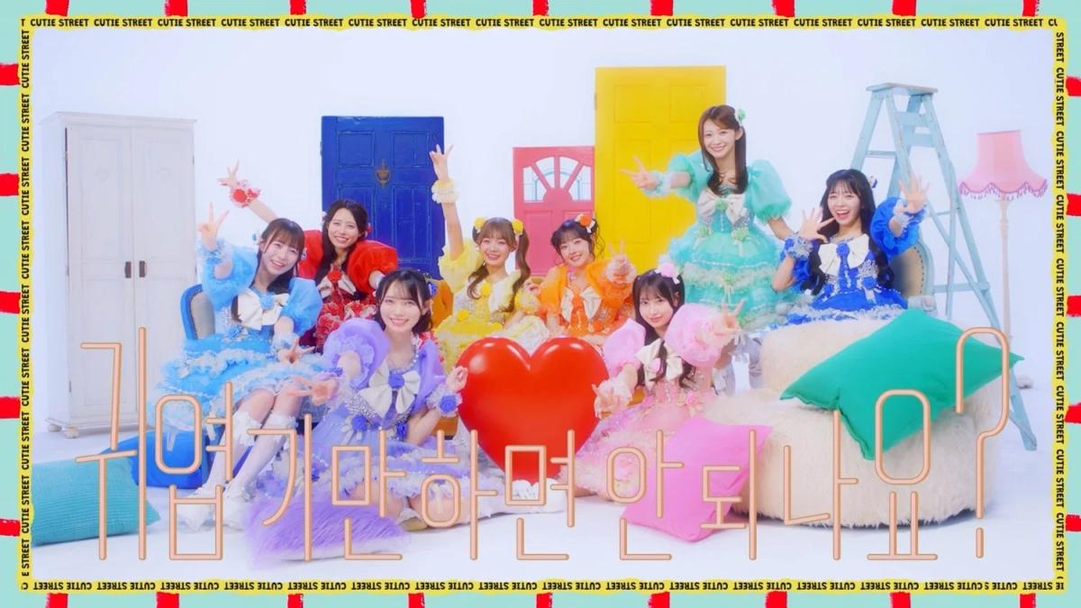 カラフルなフリルドレスを着たメンバー