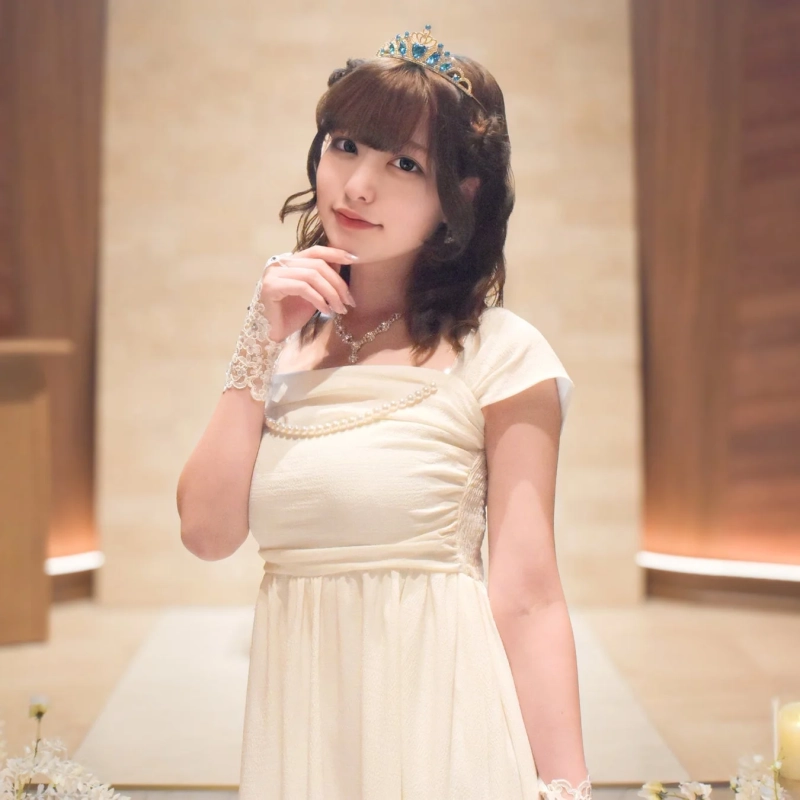 クリーム色のドレスとティアラを身につけた真冬