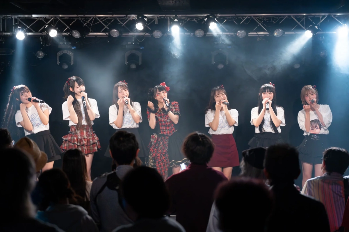 ライブステージでパフォーマンスするアイドルグループ