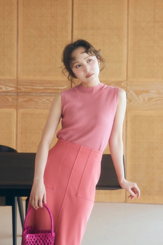 ピンクのセットアップの女性