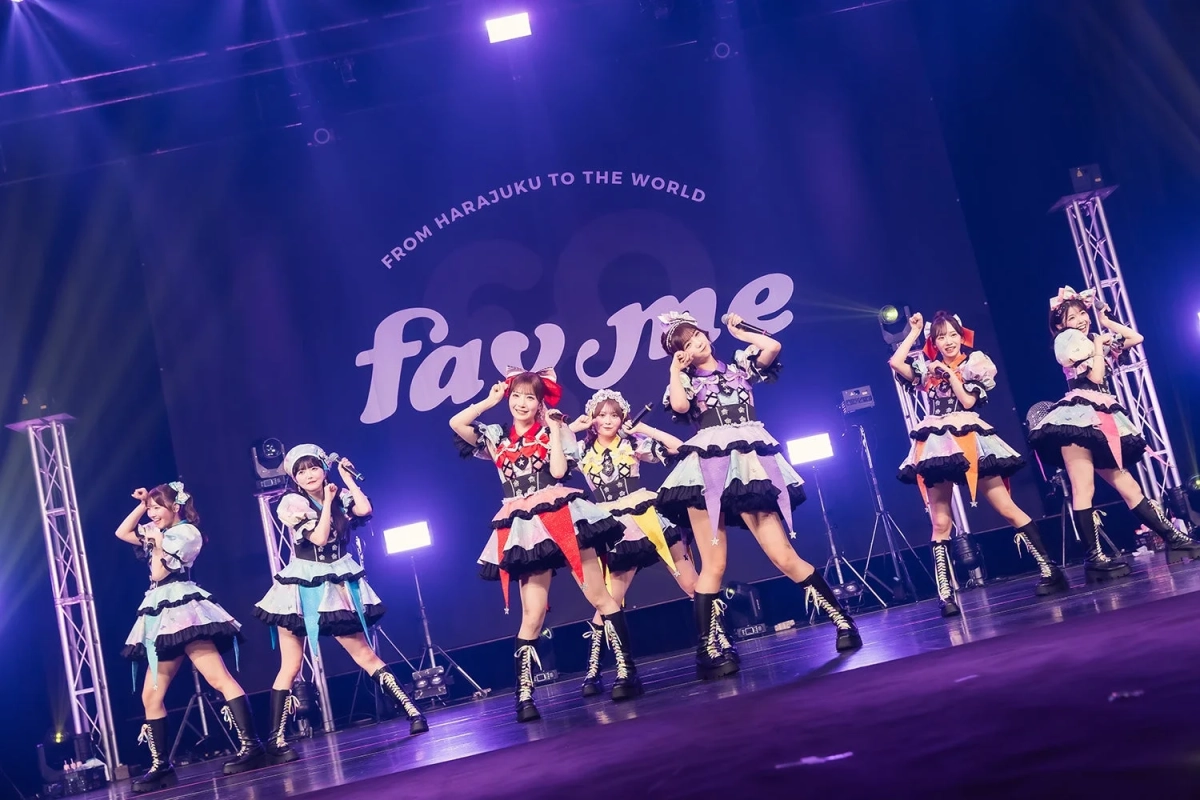ステージでパフォーマンスするfav me