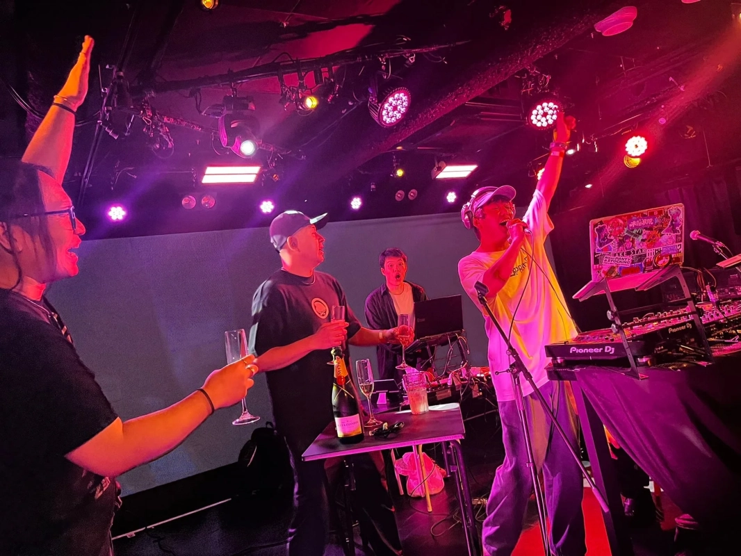 DJ DAYのDJパフォーマンス