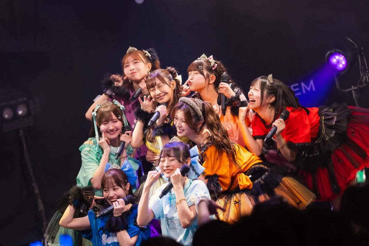 ステージでパフォーマンスする女性アイドルグループ
