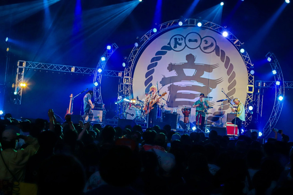 かりゆし58のライブパフォーマンス