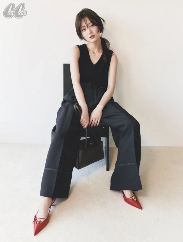 赤いパンプスを履いた山下美月