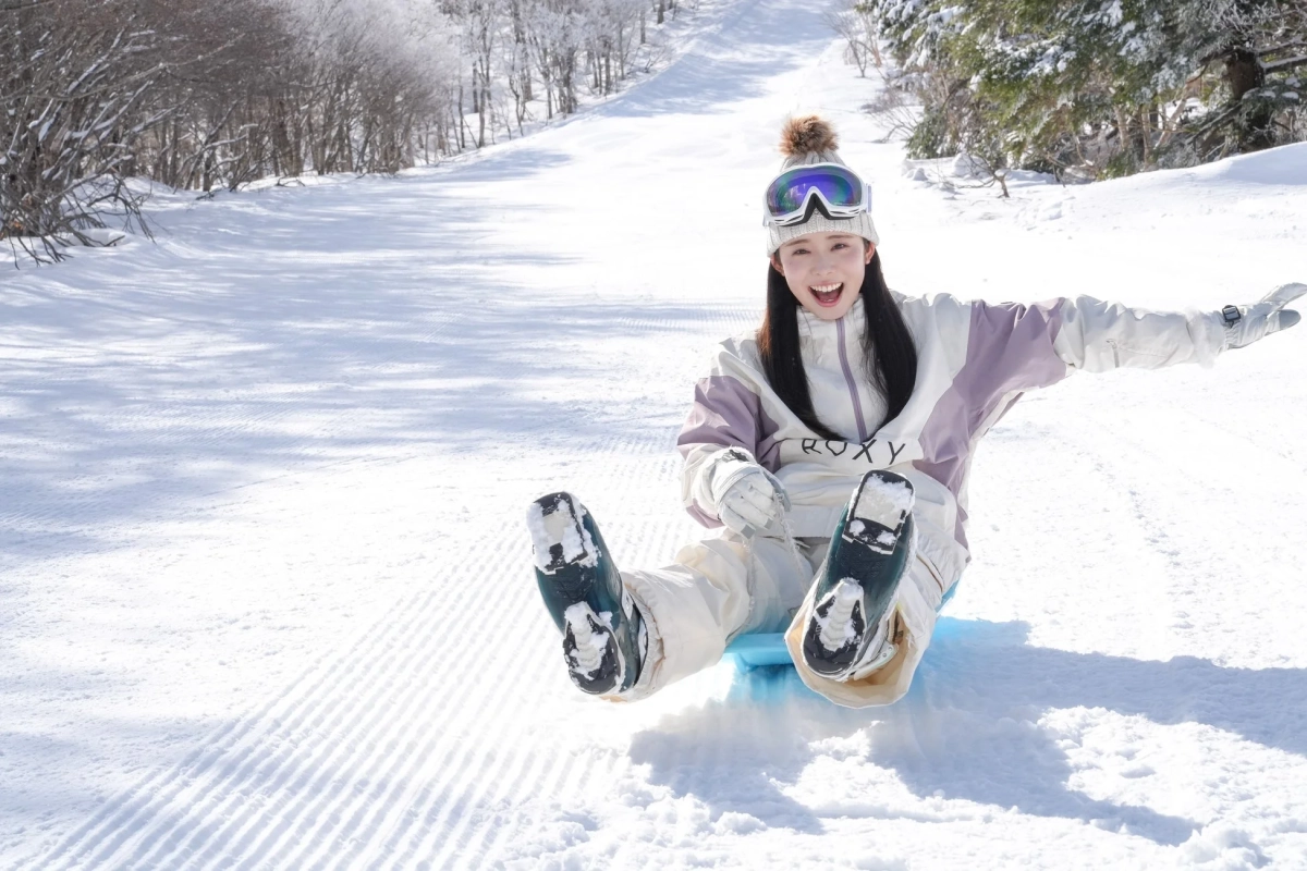 雪原でソリを楽しむ風見和香さん
