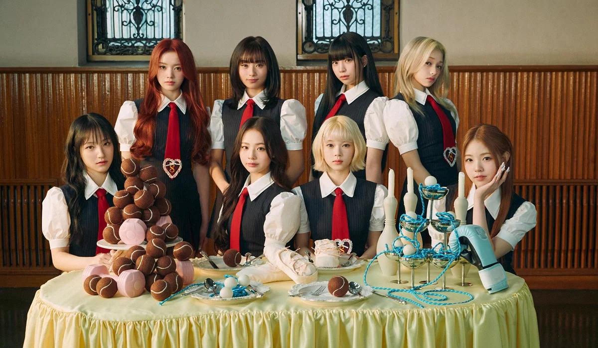 K-POP、アイドル、女性グループ、制服、スクールルック、集合写真、テーブル、テニスボール、バレエシューズ、ボクシンググローブ、ポートレート、ファッション、スタジオ撮影、奇妙なオブジェ