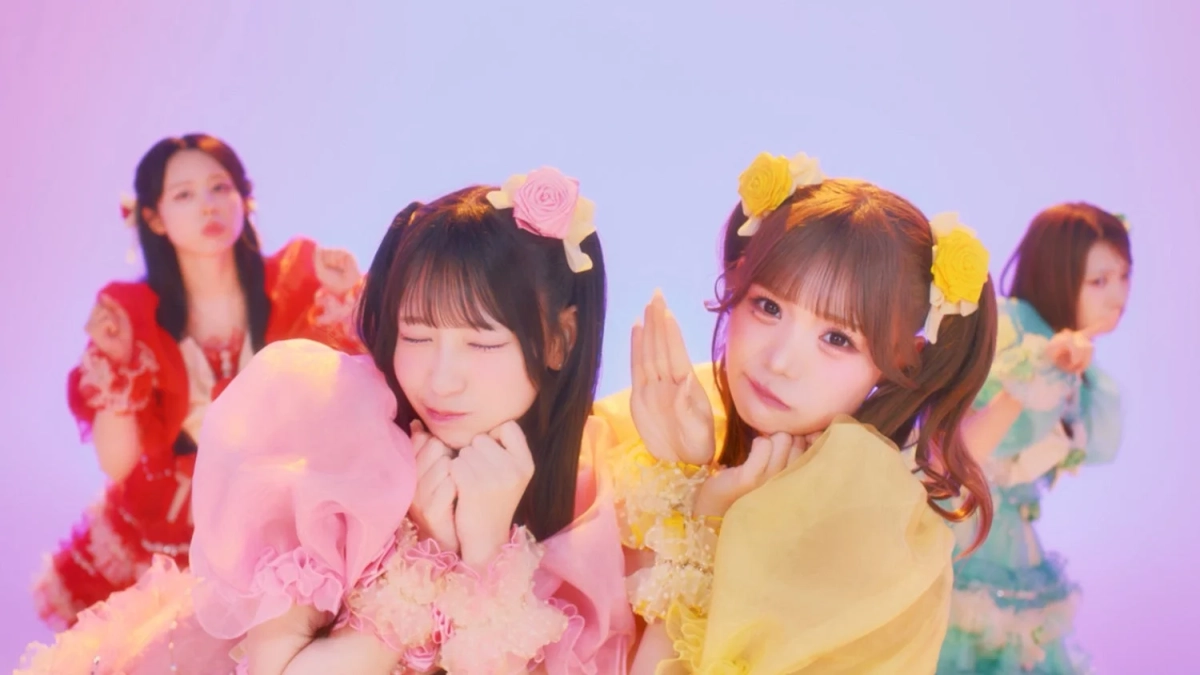 パステルカラーのドレスを着たメンバー